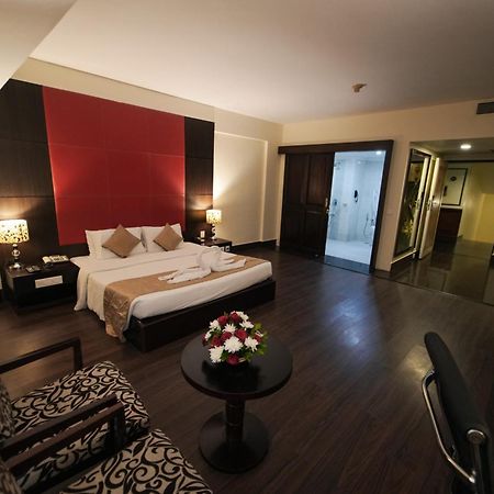 The South Park Hotel Thiruvananthapuram Extérieur photo