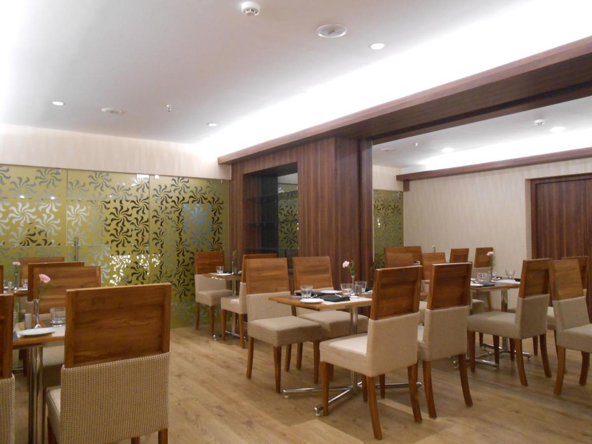 The South Park Hotel Thiruvananthapuram Extérieur photo