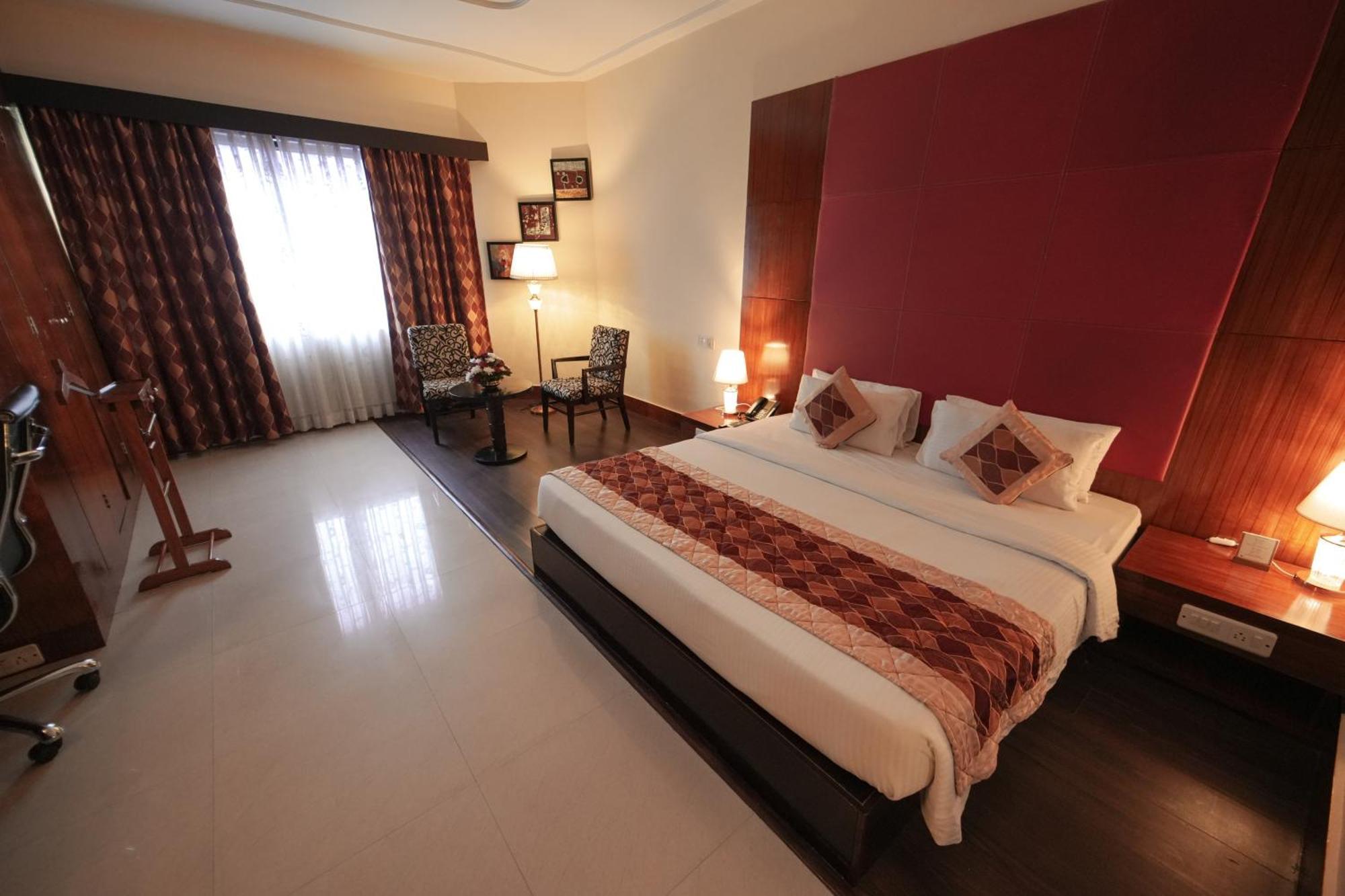 The South Park Hotel Thiruvananthapuram Extérieur photo