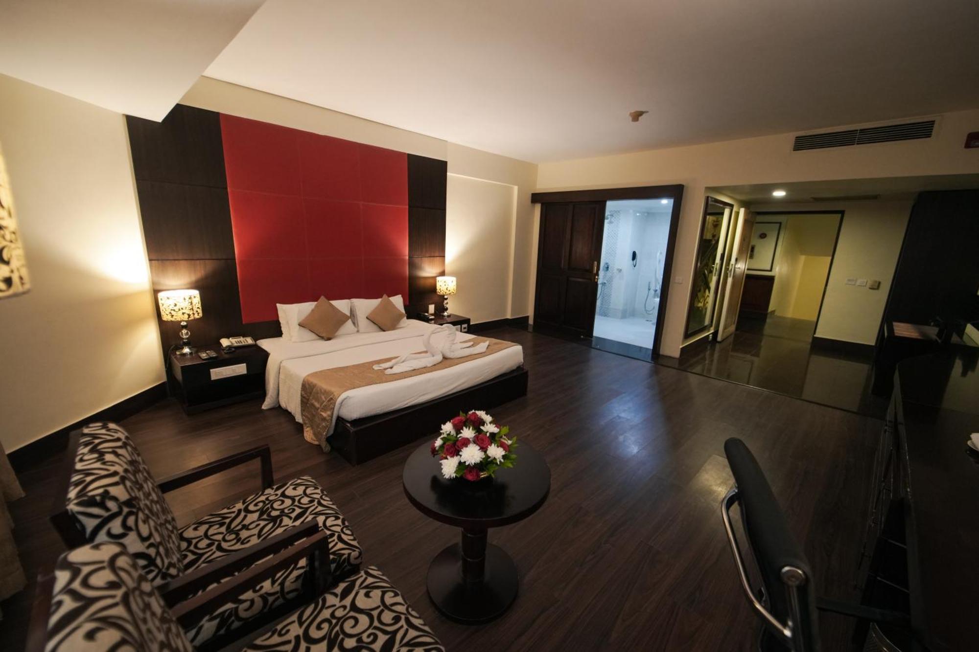 The South Park Hotel Thiruvananthapuram Extérieur photo
