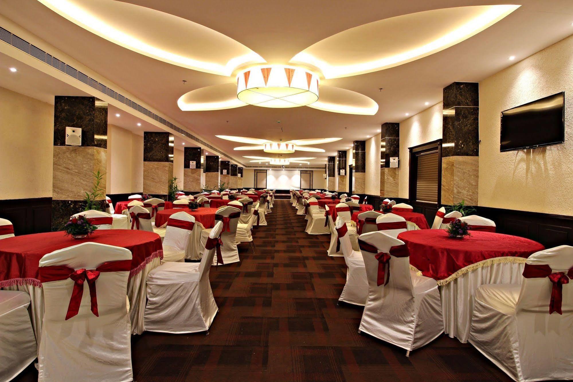 The South Park Hotel Thiruvananthapuram Extérieur photo