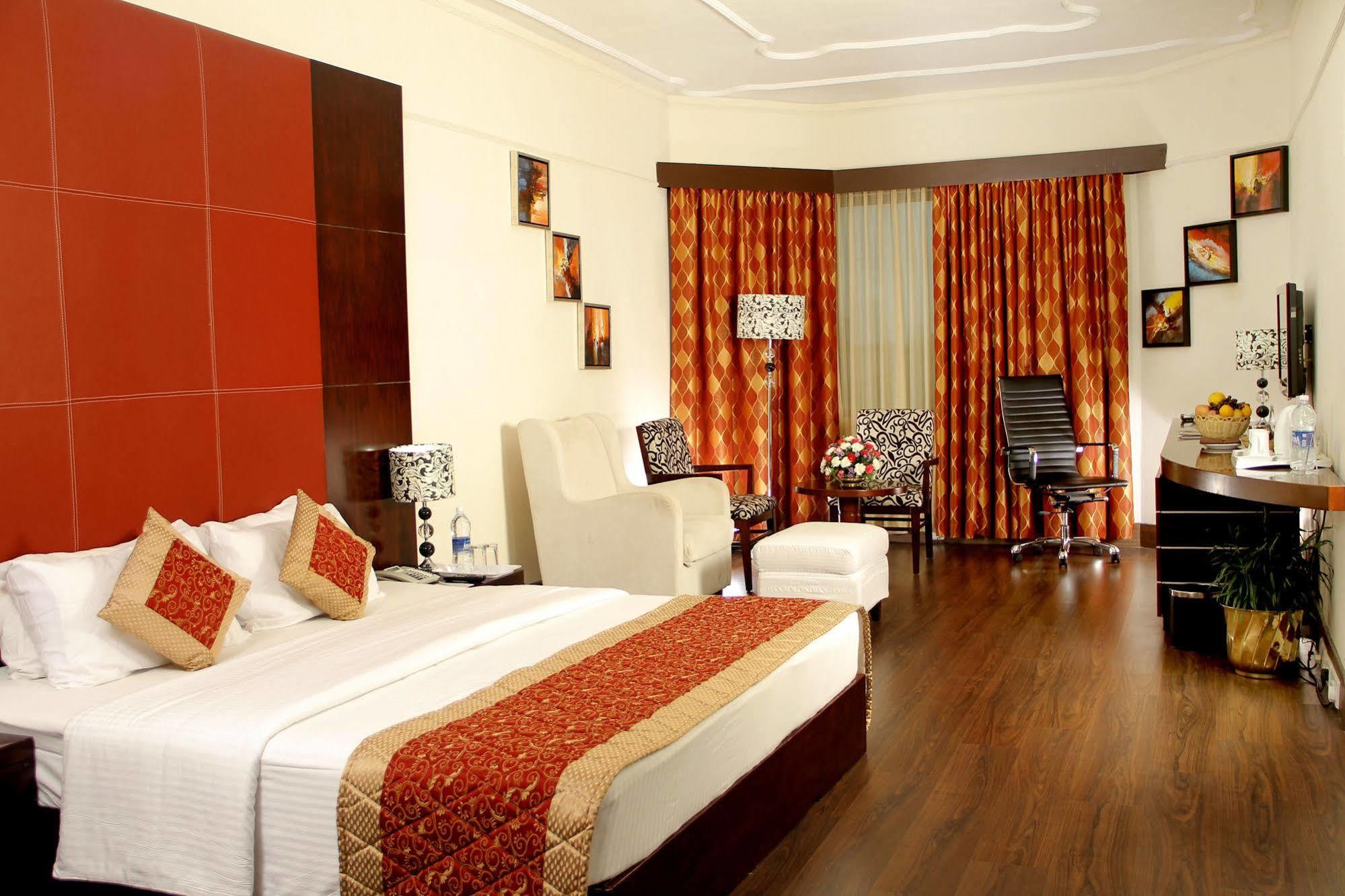 The South Park Hotel Thiruvananthapuram Extérieur photo