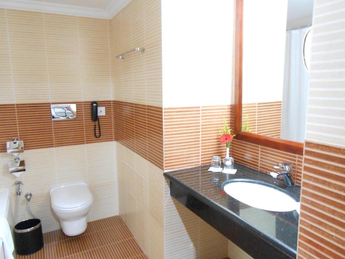 The South Park Hotel Thiruvananthapuram Extérieur photo