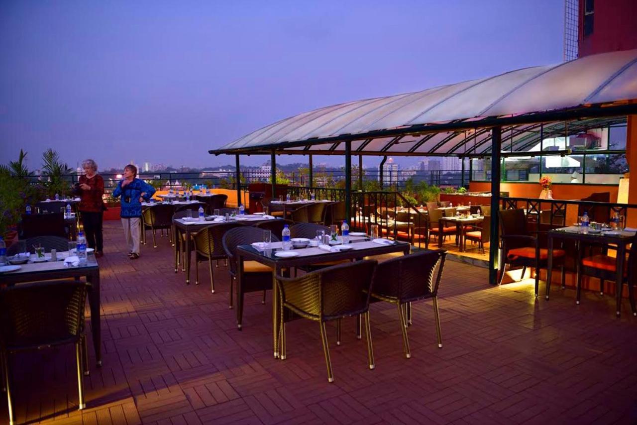 The South Park Hotel Thiruvananthapuram Extérieur photo